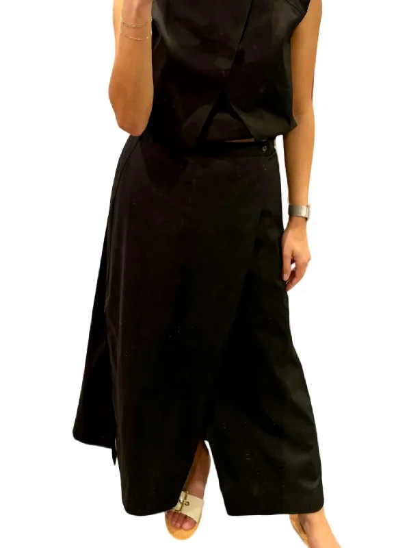 Inverted Pleat Skirt In Black